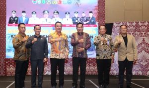 Wakil Gubernur Sumatera Selatan H. Cik Ujang pose bersama para narasumber dan tamu kehormatan usai membuka Seminar Desa Bersih Narkoba (Desa Bersinar) yang digelar di Palembang, pada hari Rabu, tanggal 5 November 2025. Kegiatan ini menjadi ajang penguatan komitmen bersama dalam upaya pencegahan dan pemberantasan narkoba hingga ke tingkat desa.