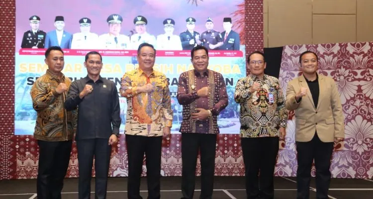 Wakil Gubernur Sumatera Selatan H. Cik Ujang pose bersama para narasumber dan tamu kehormatan usai membuka Seminar Desa Bersih Narkoba (Desa Bersinar) yang digelar di Palembang, pada hari Rabu, tanggal 5 November 2025. Kegiatan ini menjadi ajang penguatan komitmen bersama dalam upaya pencegahan dan pemberantasan narkoba hingga ke tingkat desa.