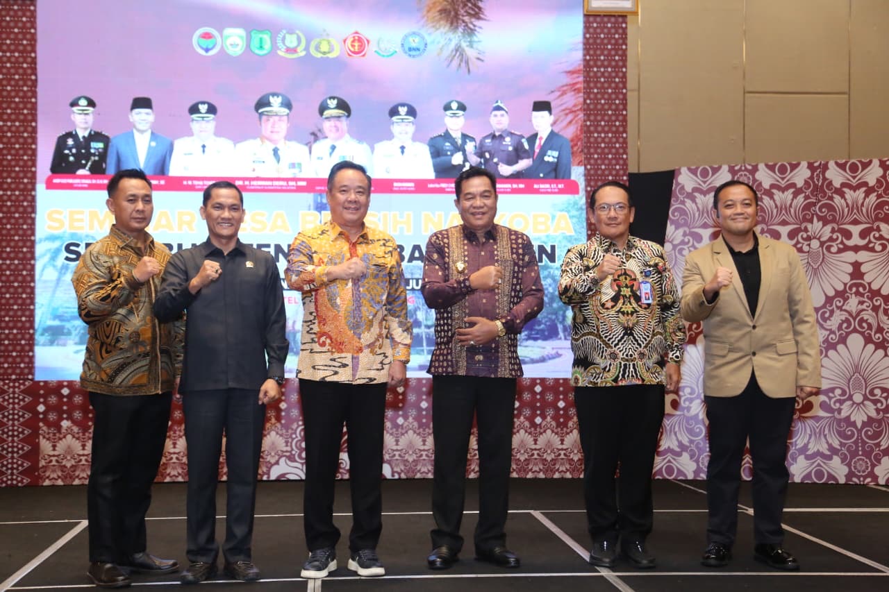 Wakil Gubernur Sumatera Selatan H. Cik Ujang pose bersama para narasumber dan tamu kehormatan usai membuka Seminar Desa Bersih Narkoba (Desa Bersinar) yang digelar di Palembang, pada hari Rabu, tanggal 5 November 2025. Kegiatan ini menjadi ajang penguatan komitmen bersama dalam upaya pencegahan dan pemberantasan narkoba hingga ke tingkat desa. Wakil Gubernur Sumatera Selatan H. Cik Ujang pose bersama para narasumber dan tamu kehormatan usai membuka Seminar Desa Bersih Narkoba (Desa Bersinar) yang digelar di Palembang, pada hari Rabu, tanggal 5 November 2025. Kegiatan ini menjadi ajang penguatan komitmen bersama dalam upaya pencegahan dan pemberantasan narkoba hingga ke tingkat desa.
