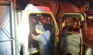 Petugas memeriksa kabin truk usai sopirnya menjadi korban penusukan oleh pemalak di Simpang Macan Lindungan, Palembang.