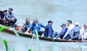 Gubernur Sumsel, Herman Deru, bersama Ketua DPRD Sumsel, Andie Dinialdie, melakukan kunjungan ke lokasi rencana pembangunan Jembatan Gantung Banuayu-Talang Sawah di Kabupaten OKU. (foto : sumselprov.go.id)