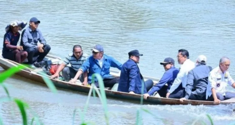 Gubernur Sumsel, Herman Deru, bersama Ketua DPRD Sumsel, Andie Dinialdie, melakukan kunjungan ke lokasi rencana pembangunan Jembatan Gantung Banuayu-Talang Sawah di Kabupaten OKU. (foto : sumselprov.go.id) Gubernur Sumsel, Herman Deru, bersama Ketua DPRD Sumsel, Andie Dinialdie, melakukan kunjungan ke lokasi rencana pembangunan Jembatan Gantung Banuayu-Talang Sawah di Kabupaten OKU. (foto : sumselprov.go.id)