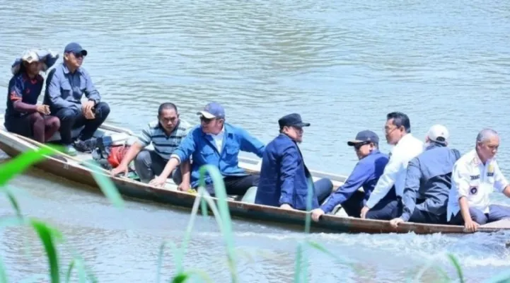 Gubernur Sumsel, Herman Deru, bersama Ketua DPRD Sumsel, Andie Dinialdie, melakukan kunjungan ke lokasi rencana pembangunan Jembatan Gantung Banuayu-Talang Sawah di Kabupaten OKU. (foto : sumselprov.go.id) Gubernur Sumsel, Herman Deru, bersama Ketua DPRD Sumsel, Andie Dinialdie, melakukan kunjungan ke lokasi rencana pembangunan Jembatan Gantung Banuayu-Talang Sawah di Kabupaten OKU. (foto : sumselprov.go.id)