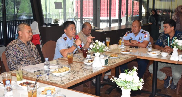 Pangkalan Udara Sri Mulyono Herlambang Palembang mengadakan Rapat Koordinasi (Rakor) untuk mempersiapkan pengamanan di Bandara Internasional Sultan Mahmud Badaruddin II menjelang perayaan Natal dan Tahun 2026 di Pinewoods Park Country Club dan Resto Palembang, hari hari Kamis, tanggal 4 Desember 2025. Pangkalan Udara Sri Mulyono Herlambang Palembang mengadakan Rapat Koordinasi (Rakor) untuk mempersiapkan pengamanan di Bandara Internasional Sultan Mahmud Badaruddin II menjelang perayaan Natal dan Tahun 2026 di Pinewoods Park Country Club dan Resto Palembang, hari hari Kamis, tanggal 4 Desember 2025.