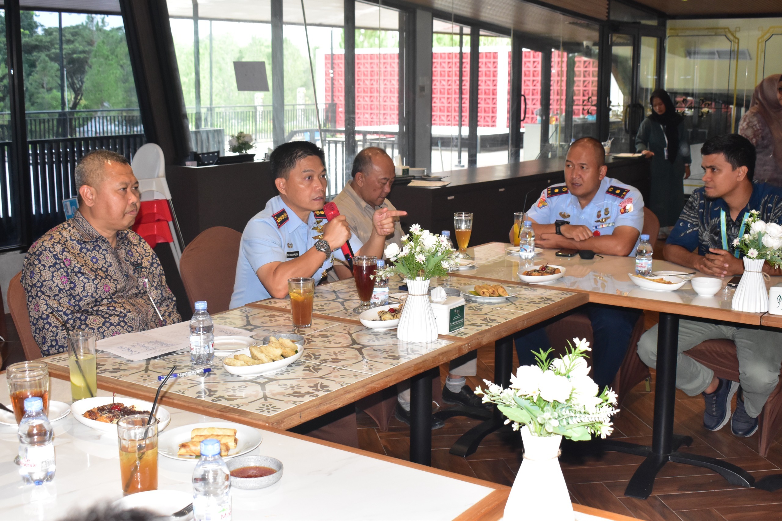 Pangkalan Udara Sri Mulyono Herlambang Palembang mengadakan Rapat Koordinasi (Rakor) untuk mempersiapkan pengamanan di Bandara Internasional Sultan Mahmud Badaruddin II menjelang perayaan Natal dan Tahun 2026 di Pinewoods Park Country Club dan Resto Palembang, hari hari Kamis, tanggal 4 Desember 2025. Pangkalan Udara Sri Mulyono Herlambang Palembang mengadakan Rapat Koordinasi (Rakor) untuk mempersiapkan pengamanan di Bandara Internasional Sultan Mahmud Badaruddin II menjelang perayaan Natal dan Tahun 2026 di Pinewoods Park Country Club dan Resto Palembang, hari hari Kamis, tanggal 4 Desember 2025.