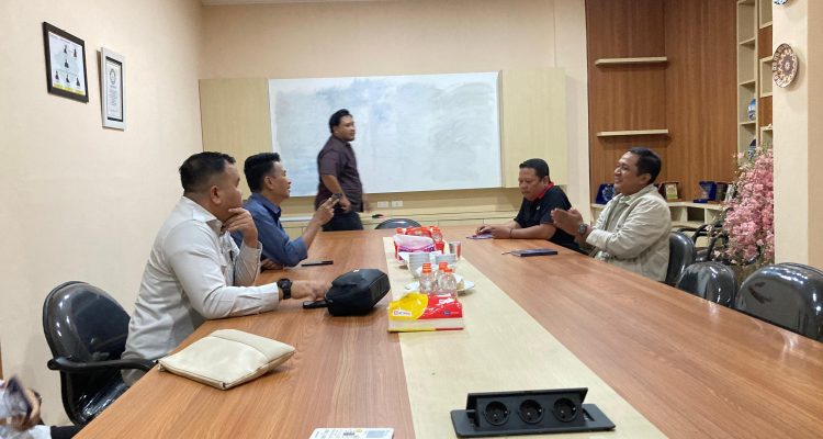 Suasana silaturahmi dan diskusi antara jajaran DPD PJS Sumatera Selatan bersama perwakilan Setjen DPD RI yang berlangsung hangat di Kantor DPD PJS Sumsel, Palembang, pada hari Selasa, tanggal 9 Desember 2025.