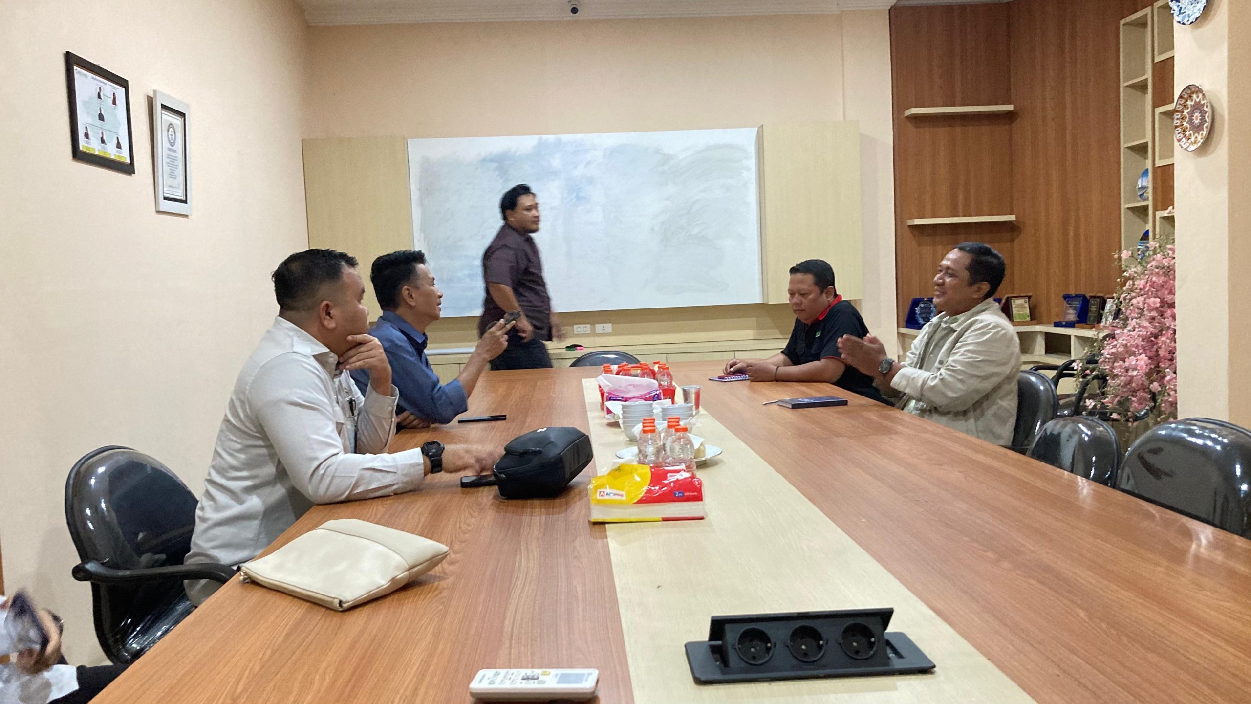 Suasana silaturahmi dan diskusi antara jajaran DPD PJS Sumatera Selatan bersama perwakilan Setjen DPD RI yang berlangsung hangat di Kantor DPD PJS Sumsel, Palembang, pada hari Selasa, tanggal 9 Desember 2025.
