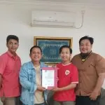 Penyerahan surat mandat kepada M. Noto Prayitno dilakukan secara langsung oleh Ketua DPD PJS Sumatera Selatan, Edi Triono, yang didampingi Sekretaris DPD PJS Sumsel Wahyudi serta Wakil Sekretaris DPD PJS Sumsel Yakub.(Foto:PJS_Sumsel)