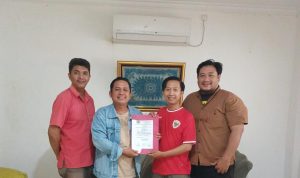 Penyerahan surat mandat kepada M. Noto Prayitno dilakukan secara langsung oleh Ketua DPD PJS Sumatera Selatan, Edi Triono, yang didampingi Sekretaris DPD PJS Sumsel Wahyudi serta Wakil Sekretaris DPD PJS Sumsel Yakub.(Foto:PJS_Sumsel)