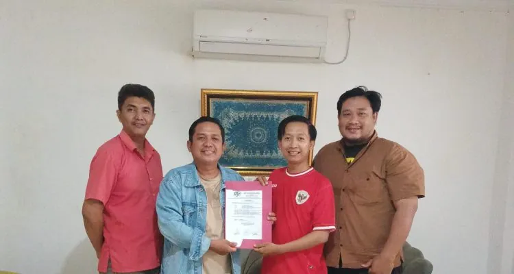 Penyerahan surat mandat kepada M. Noto Prayitno dilakukan secara langsung oleh Ketua DPD PJS Sumatera Selatan, Edi Triono, yang didampingi Sekretaris DPD PJS Sumsel Wahyudi serta Wakil Sekretaris DPD PJS Sumsel Yakub. Penyerahan surat mandat kepada M. Noto Prayitno dilakukan secara langsung oleh Ketua DPD PJS Sumatera Selatan, Edi Triono, yang didampingi Sekretaris DPD PJS Sumsel Wahyudi serta Wakil Sekretaris DPD PJS Sumsel Yakub.(Foto:PJS_Sumsel)