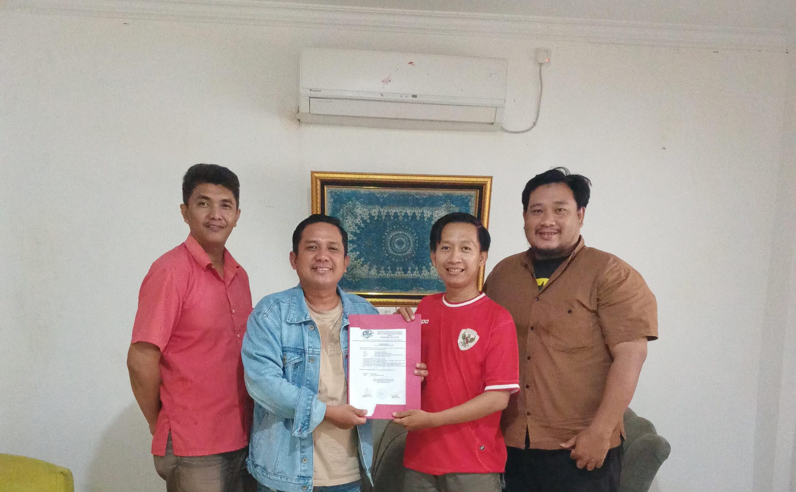 Penyerahan surat mandat kepada M. Noto Prayitno dilakukan secara langsung oleh Ketua DPD PJS Sumatera Selatan, Edi Triono, yang didampingi Sekretaris DPD PJS Sumsel Wahyudi serta Wakil Sekretaris DPD PJS Sumsel Yakub. Penyerahan surat mandat kepada M. Noto Prayitno dilakukan secara langsung oleh Ketua DPD PJS Sumatera Selatan, Edi Triono, yang didampingi Sekretaris DPD PJS Sumsel Wahyudi serta Wakil Sekretaris DPD PJS Sumsel Yakub.(Foto:PJS_Sumsel)