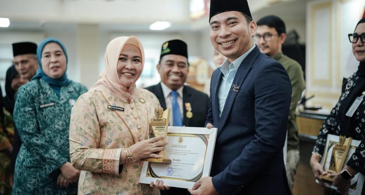 Noufal Idrus menerima penghargaan sebagai Pembawa Acara Pendukung Program Baznas Kota Palembang Terfavorit pada ajang Baznas Kota Palembang Award 2025 yang digelar di Ruang Parameswara, Pemerintah Kota Palembang, pada hari Senin, tanggal 15 Desember 2025. Noufal Idrus menerima penghargaan sebagai Pembawa Acara Pendukung Program Baznas Kota Palembang Terfavorit pada ajang Baznas Kota Palembang Award 2025 yang digelar di Ruang Parameswara, Pemerintah Kota Palembang, pada hari Senin, tanggal 15 Desember 2025.