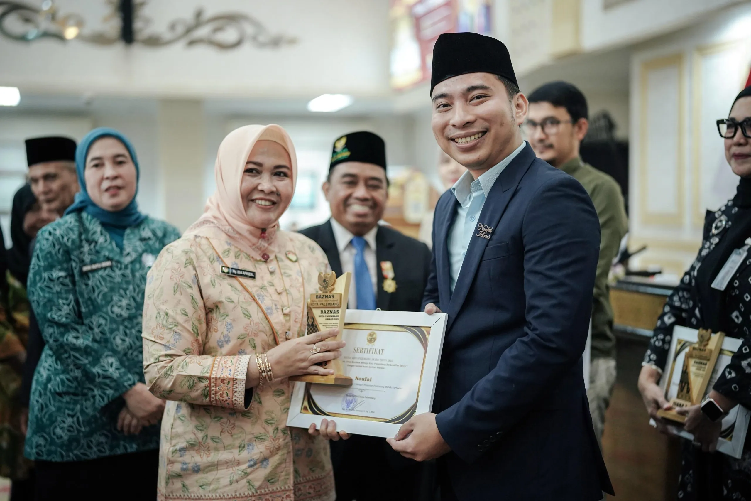 Noufal Idrus menerima penghargaan sebagai Pembawa Acara Pendukung Program Baznas Kota Palembang Terfavorit pada ajang Baznas Kota Palembang Award 2025 yang digelar di Ruang Parameswara, Pemerintah Kota Palembang, pada hari Senin, tanggal 15 Desember 2025.