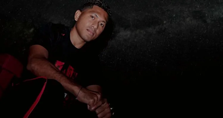 Fajar Fathurrahman berpose penuh percaya diri usai resmi bergabung dengan Persija Jakarta. Bek kanan anyar Macan Kemayoran ini datang dengan ambisi besar, siap memberikan kemampuan terbaiknya demi membantu Persija bersaing di papan atas dan meraih gelar juara pada BRI Super League 2025/26. (Foto: Ileague.com)