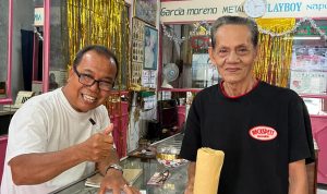 Pemilik Kacamata Sriwijaya Perumnas Sako, Naswandi, saat melayani pelanggan. Dalam rangka HUT ke-31, Kacamata Sriwijaya menghadirkan promo kacamata lengkap mulai Rp149.000 disertai hadiah menarik bagi pelanggan.(foto:Pemilik Toko Kacamata Sriwijaya)