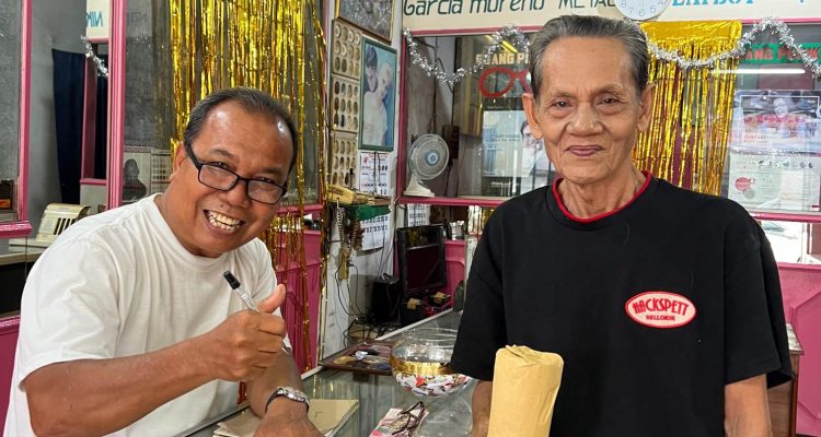 Pemilik Kacamata Sriwijaya Perumnas Sako, Naswandi, saat melayani pelanggan. Dalam rangka HUT ke-31, Kacamata Sriwijaya menghadirkan promo kacamata lengkap mulai Rp149.000 disertai hadiah menarik bagi pelanggan.(foto:Pemilik Toko Kacamata Sriwijaya)