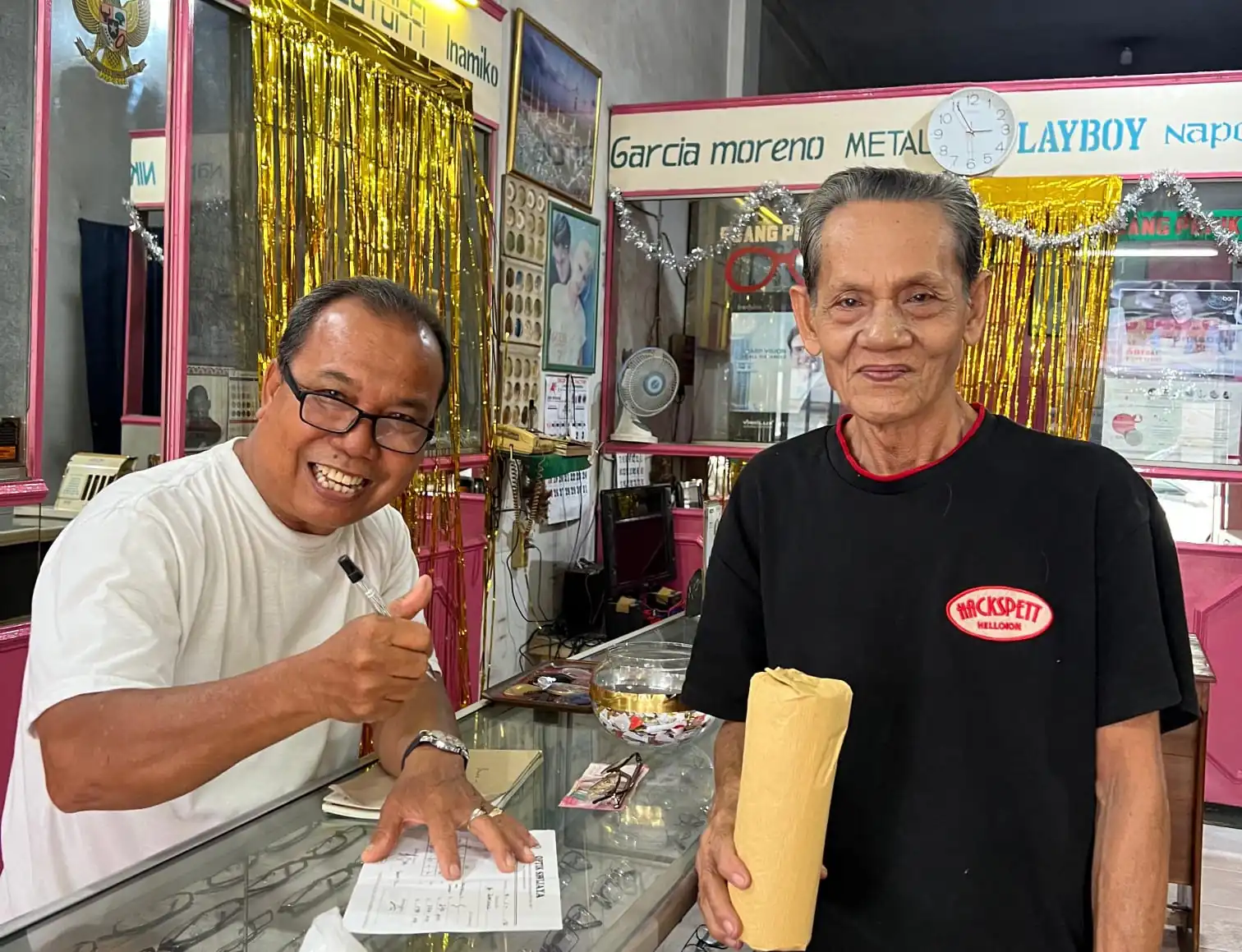 Pemilik Kacamata Sriwijaya Perumnas Sako, Naswandi, saat melayani pelanggan. Dalam rangka HUT ke-31, Kacamata Sriwijaya menghadirkan promo kacamata lengkap mulai Rp149.000 disertai hadiah menarik bagi pelanggan.(foto:Pemilik Toko Kacamata Sriwijaya) Pemilik Kacamata Sriwijaya Perumnas Sako, Naswandi, saat melayani pelanggan. Dalam rangka HUT ke-31, Kacamata Sriwijaya menghadirkan promo kacamata lengkap mulai Rp149.000 disertai hadiah menarik bagi pelanggan.(foto:Pemilik Toko Kacamata Sriwijaya)