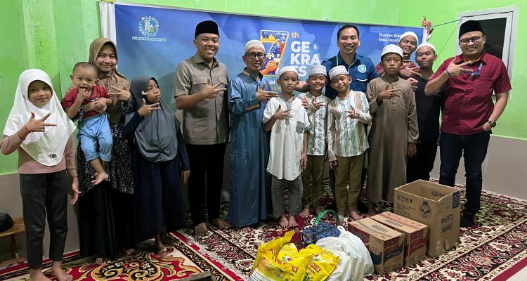 Pengurus Gekrafs Sumsel .memberikan santunan ke Panti Asuhan dalam rangka HUT Gekrafs Ke-7 Tahun