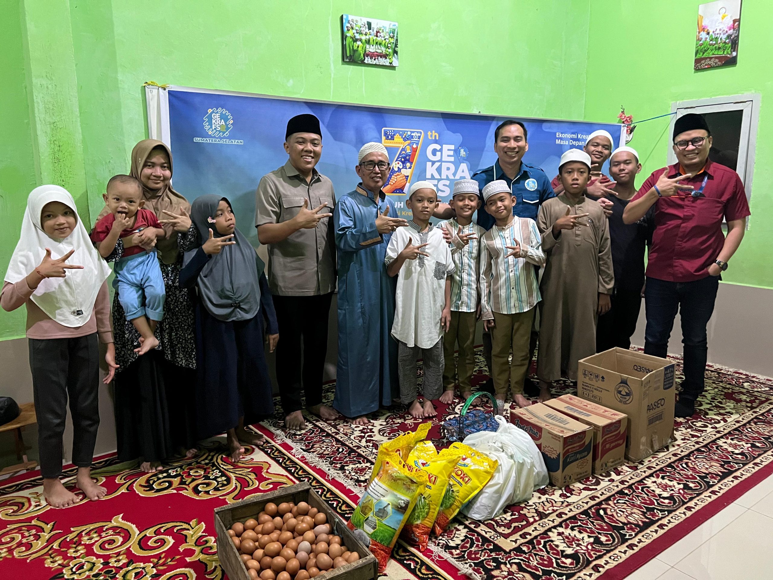 Pengurus Gekrafs Sumsel .memberikan santunan ke Panti Asuhan dalam rangka HUT Gekrafs Ke-7 Tahun