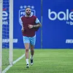 Layvin Kurzawa menjalani latihan perdana bersama Persib Bandung di lapangan pendamping Stadion GBLA jelang putaran kedua BRI Super League 2025/2026, pada hari Rabu, tanggal 28 Januari 2026.