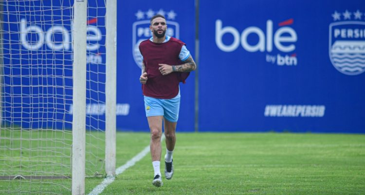Layvin Kurzawa menjalani latihan perdana bersama Persib Bandung di lapangan pendamping Stadion GBLA jelang putaran kedua BRI Super League 2025/2026, pada hari Rabu, tanggal 28 Januari 2026.