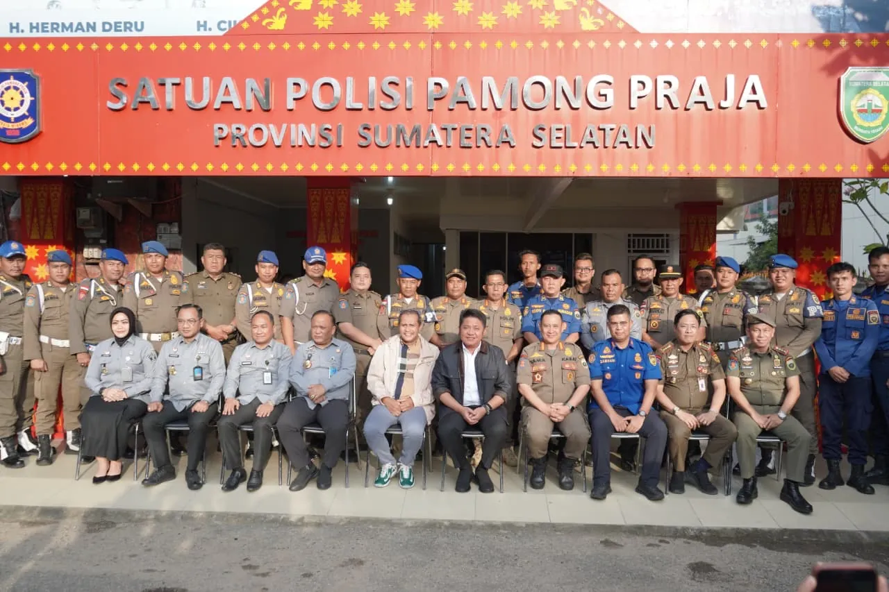 Gubernur Sumatera Selatan H. Herman Deru (HD) mendampingi Wakil Menteri Hukum Republik Indonesia, Prof. Edward Omar Sharif Hiariej (Eddy Hiariej), dalam agenda kunjungan kerja ke Markas Satuan Polisi Pamong Praja (Satpol PP) Provinsi Sumatera Selatan