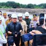 Gubernur Sumatera Selatan H. Herman Deru memberikan keterangan kepada awak media saat meninjau lokasi groundbreaking pembangunan pabrik Bio-Avtur berbasis kelapa di Kawasan Tanjung Api-Api, Kabupaten Banyuasin, pada hari Selasa, tanggal 20 Januari 2026. Kegiatan ini menandai dimulainya pembangunan pabrik Bio-Avtur pertama di dunia yang memanfaatkan kelapa sebagai bahan baku energi ramah lingkungan, disaksikan jajaran pemerintah daerah, TNI-Polri, dan pihak terkait.(foto:pemprov_sumsel)
