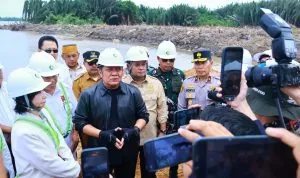 Gubernur Sumatera Selatan H. Herman Deru memberikan keterangan kepada awak media saat meninjau lokasi groundbreaking pembangunan pabrik Bio-Avtur berbasis kelapa di Kawasan Tanjung Api-Api, Kabupaten Banyuasin, pada hari Selasa, tanggal 20 Januari 2026. Kegiatan ini menandai dimulainya pembangunan pabrik Bio-Avtur pertama di dunia yang memanfaatkan kelapa sebagai bahan baku energi ramah lingkungan, disaksikan jajaran pemerintah daerah, TNI-Polri, dan pihak terkait.(foto:pemprov_sumsel)