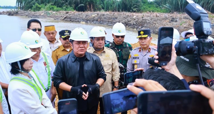 cOstFCbpdPwq9toWZNK3XEqB07KnK7ErJAgUPlNx Gubernur Sumatera Selatan H. Herman Deru memberikan keterangan kepada awak media saat meninjau lokasi groundbreaking pembangunan pabrik Bio-Avtur berbasis kelapa di Kawasan Tanjung Api-Api, Kabupaten Banyuasin, pada hari Selasa, tanggal 20 Januari 2026. Kegiatan ini menandai dimulainya pembangunan pabrik Bio-Avtur pertama di dunia yang memanfaatkan kelapa sebagai bahan baku energi ramah lingkungan, disaksikan jajaran pemerintah daerah, TNI-Polri, dan pihak terkait.(foto:pemprov_sumsel)