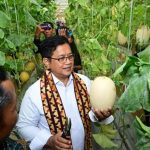 Wakil Menteri Transmigrasi, Viva Yoga Mauladi, saat melakukan Panen Melon di Kabupaten Mesuji, Provinsi Lampung. (foto : transmigrasi.go.id) Wakil Menteri Transmigrasi, Viva Yoga Mauladi, saat melakukan Panen Melon di Kabupaten Mesuji, Provinsi Lampung. (foto : transmigrasi.go.id)