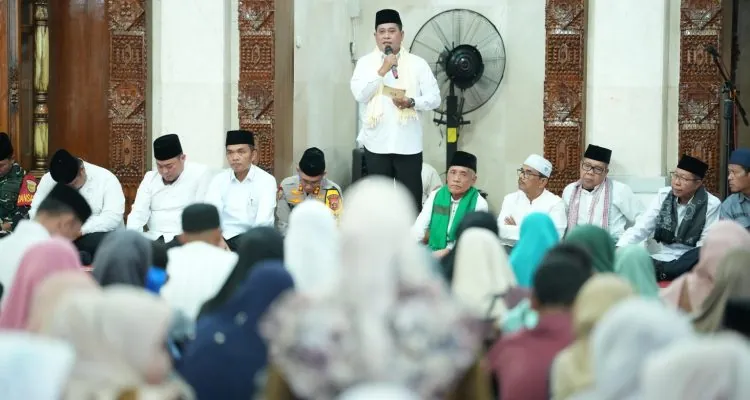 Bupati Banyuasin Askolani didampingi jajaran Forkopimda saat memberikan sambutan Safari Ramadhan di Masjid Agung Al-Amir. Pemerintah Kabupaten Banyuasin resmi membuka rangkaian kegiatan Safari Ramadhan Pemkab Banyuasin 1447 H/2026 M