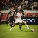 Yakob Sayuri berduel dengan pemain Semen Padang. Yakob Sayuri berduel dengan bek semen padang pada laga Semen Padang vs Malut United.