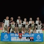 Skuad utama Persija Jakarta berfoto bersama sebelum memulai laga krusial pekan ke-21 BRI Super League melawan Bali United. (Foto: Dok. Persija).