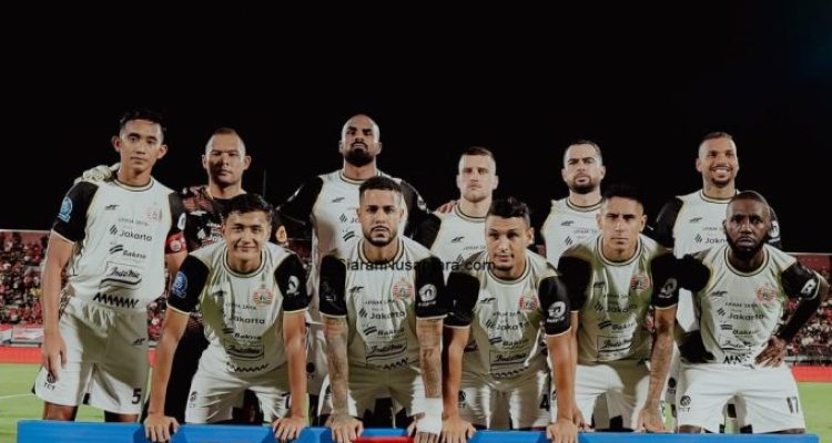 SnapInsta.to_630459453_18556929901017073_4444129563393718086_n Skuad utama Persija Jakarta berfoto bersama sebelum memulai laga krusial pekan ke-21 BRI Super League melawan Bali United. (Foto: Dok. Persija).