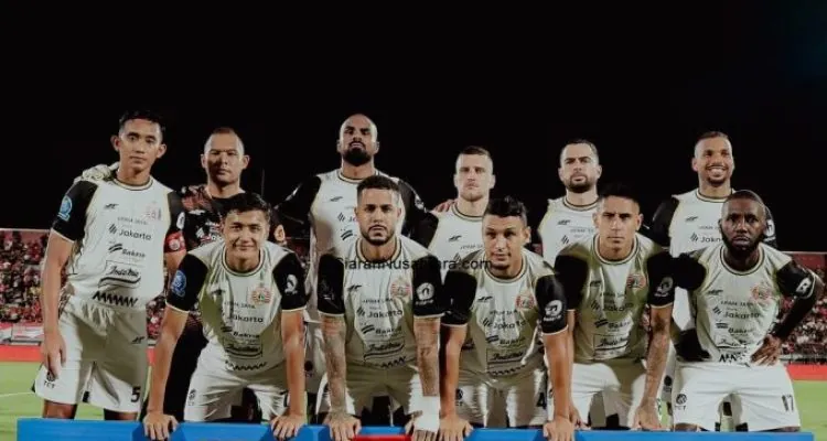 Skuad utama Persija Jakarta berfoto bersama sebelum memulai laga krusial pekan ke-21 BRI Super League melawan Bali United. (Foto: Dok. Persija).