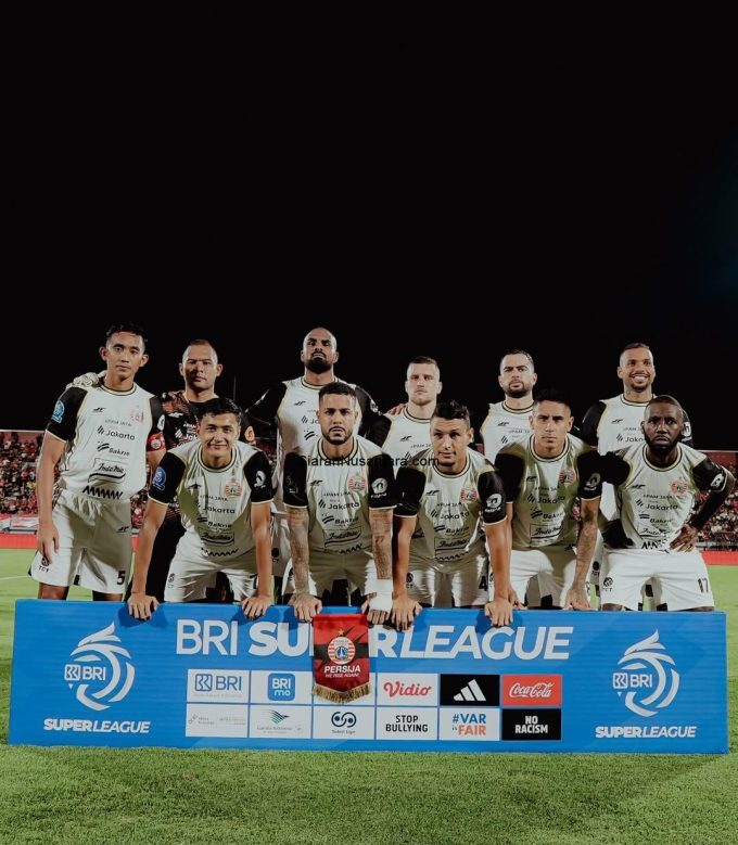 SnapInsta.to_630459453_18556929901017073_4444129563393718086_n Skuad utama Persija Jakarta berfoto bersama sebelum memulai laga krusial pekan ke-21 BRI Super League melawan Bali United. (Foto: Dok. Persija).