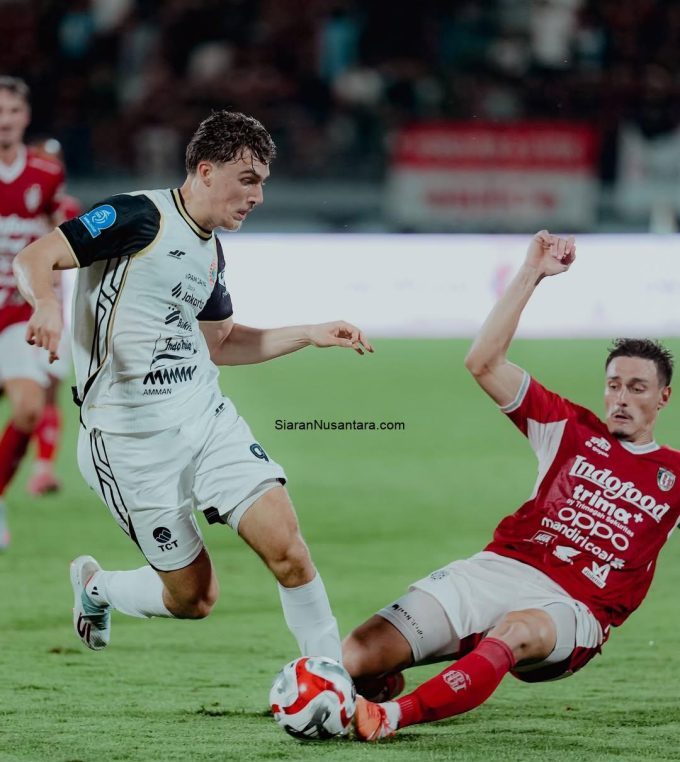 Penyerang Persija Jakarta, Mauro Zijlstra saat berduel sengit memperebutkan bola dengan pemain Bali United di Stadion Kapten I Wayan Dipta, Minggu malam. (Foto: Dok. Persija)
