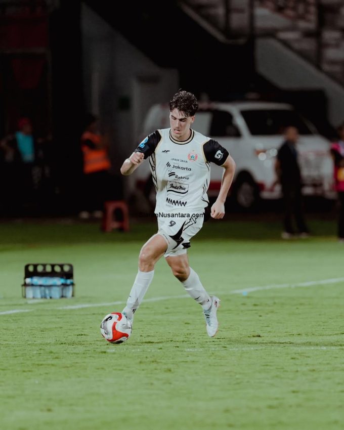 Mauro Zijlstra saat menggiring bola dalam debut perdananya bersama Persija Jakarta di Stadion Kapten I Wayan Dipta.(foto:Persiija)