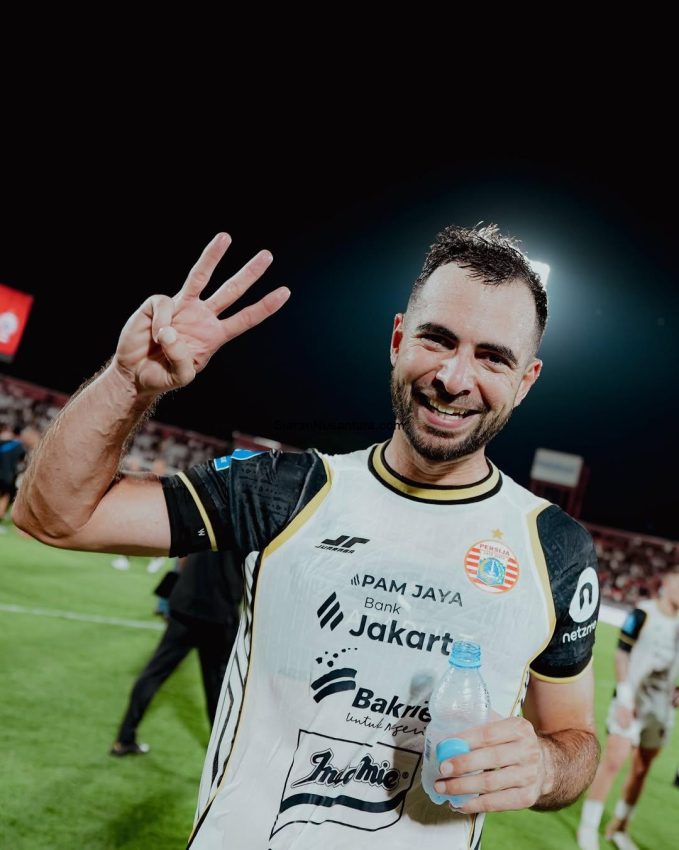 SnapInsta.to_632184518_18556811236017073_3250574680479287802_n Ekspresi bahagia Jordi Amat saat merayakan kemenangan Persija Jakarta atas Bali United.(Dok: Persija)