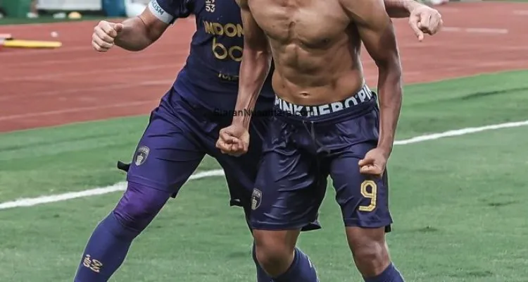 Selebrasi emosional Ahmad Nur Hardianto usai mencetak gol kemenangan lewat sundulan kepala yang memastikan tiga poin bagi Persita Tangerang.(Dok: Persita)