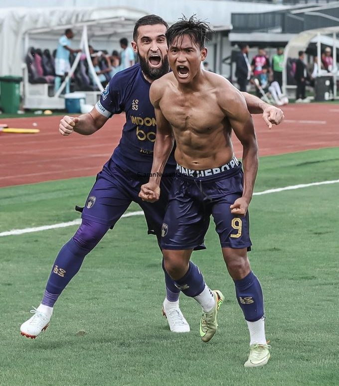 SnapInsta.to_636196932_18526651723070057_7929942195964748616_n Selebrasi emosional Ahmad Nur Hardianto usai mencetak gol kemenangan lewat sundulan kepala yang memastikan tiga poin bagi Persita Tangerang.(Dok: Persita)