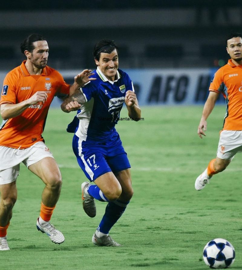 Pemain Persib Bandung Sergio Castel menggiring bola.(foto:Persib) Pemain Persib Bandung Sergio Castel menggiring bola.(foto:Persib)