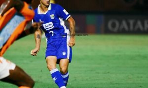 Terus menekan, terus mencari celah.PERSIB berupaya menciptakan gol penyama setelah tertinggal di
