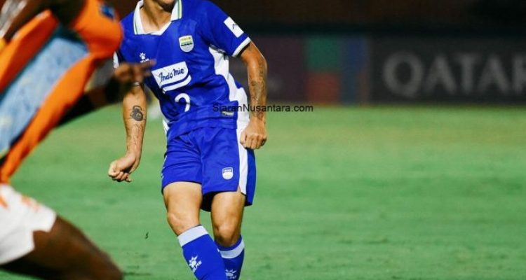 Terus menekan, terus mencari celah.PERSIB berupaya menciptakan gol penyama setelah tertinggal di