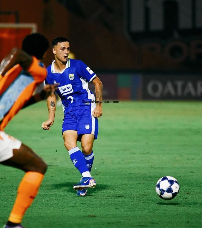 Terus menekan, terus mencari celah.PERSIB berupaya menciptakan gol penyama setelah tertinggal di