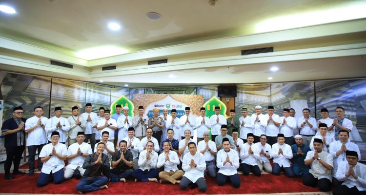 Sekda Sumsel Edward Candra bersama pimpinan BNI dan Forkopimda dalam acara Safari Ramadhan di Gedung BNI Kantor Wilayah 03, Palembang.