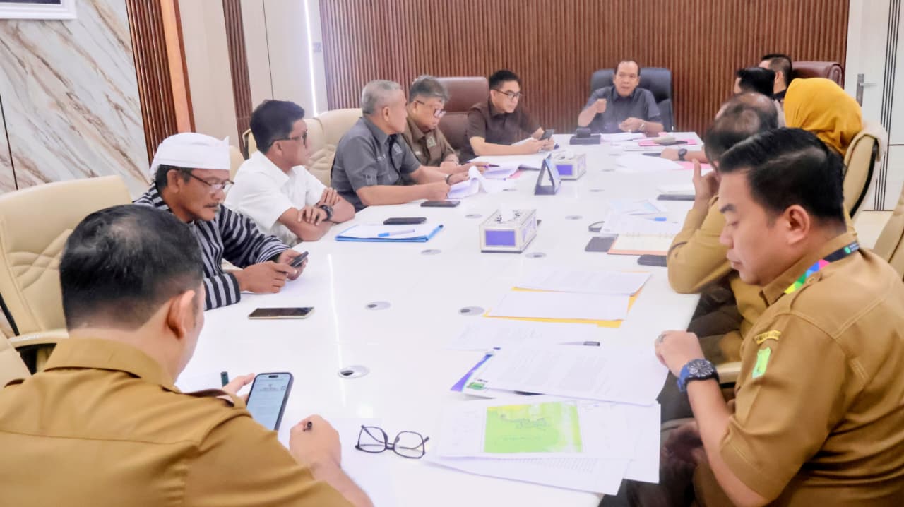 Pimpinan DPRD Muba dan perwakilan Pemkab Muba saat menggelar RDP membahas percepatan batas wilayah Muba-Muratara. DPRD Muba dan Pemkab Muba Percepat Sengketa Batas Wilayah Muba-Muratara.