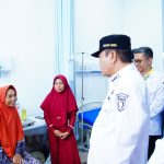 Bupati Muba H.M. Toha Tohet saat meninjau pelayanan medis dan menyapa pasien di RSUD Bayung Lencir. Bupati Muba H.M. Toha Tohet saat meninjau pelayanan medis dan menyapa pasien di RSUD Bayung Lencir.
