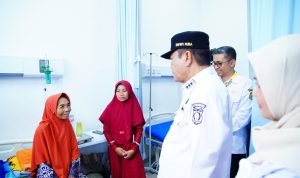 Bupati Muba H.M. Toha Tohet saat meninjau pelayanan medis dan menyapa pasien di RSUD Bayung Lencir.