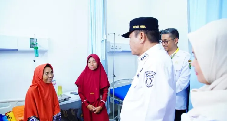 Bupati Muba H.M. Toha Tohet saat meninjau pelayanan medis dan menyapa pasien di RSUD Bayung Lencir.